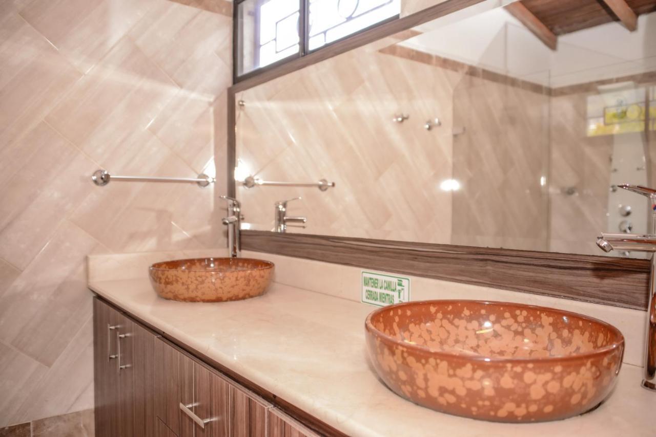 Calle 8 Suites Medellin Ngoại thất bức ảnh